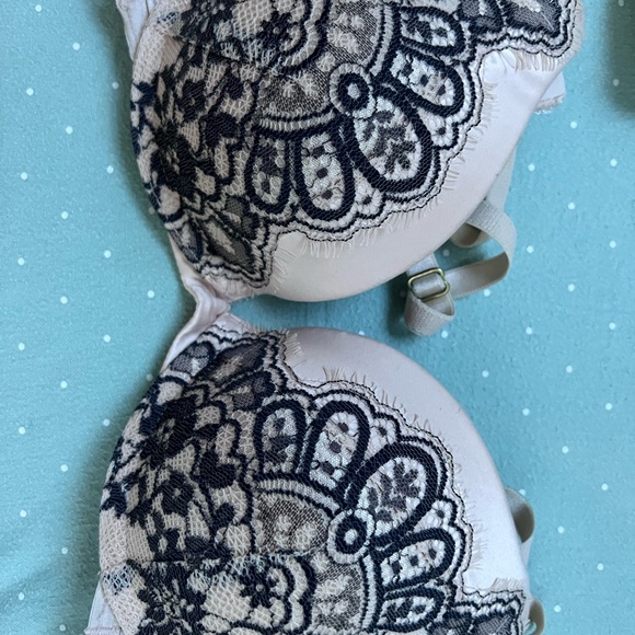 Hunkemöller Bras (2) 32A/B 💕 - Picture 4 of 7